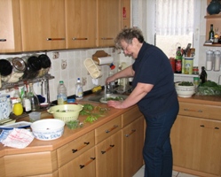 Gudrun Desch wäscht die Kräuter