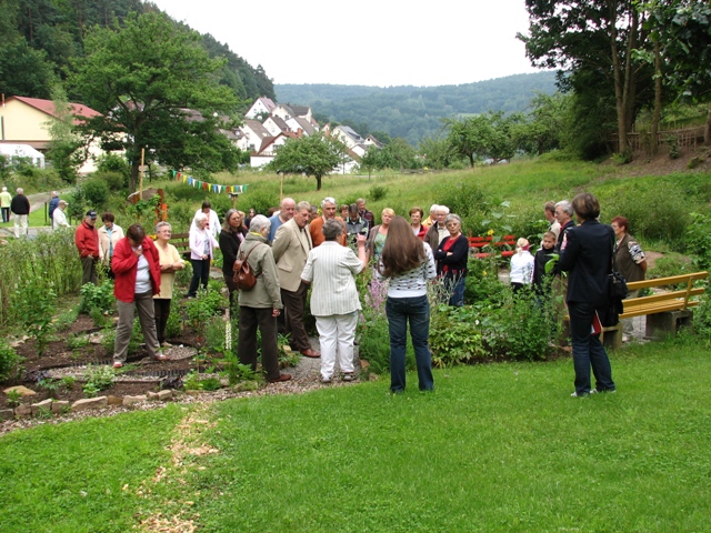 Gudrun Desch führt die Besucher durch den Kräutergarten